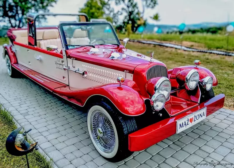 zdjęcie zabytkowego zamochodu do ślubu